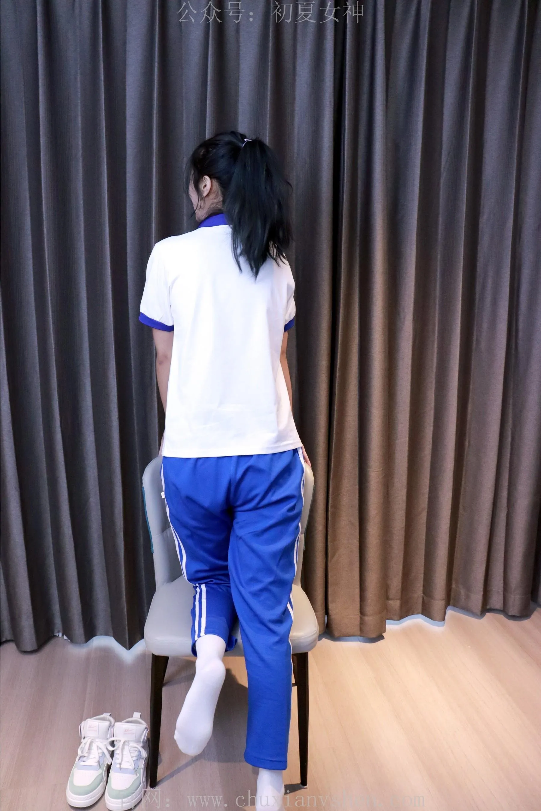 初夏女神 NO.001 依依校服搭配37码运动鞋拍摄 [126P]插图3